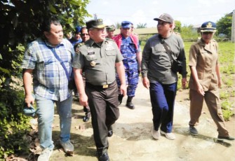 Brigjen TNI Zunan Micdhlori saat meninjau ketahanan pangan 