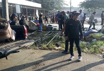 Penataan lingkungan dan membersihkan area terminal Depok dalam program Jumat Bersih