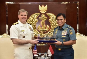 Kasal Laksamana TNI Muhammad Ali saat menerima cenderamata 