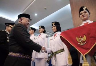 Wali Kota Depok Mohammad Idris memberikan ucapan selamat kepada Paskibraka Kota Depok