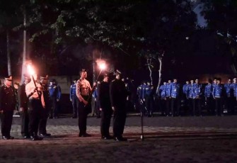 Suasana kegiatan apel kehormatan dan malam renungan suci pada HUT ke-79 RI pada Sabtu 17 Agustus tengah malam di TMP Kalimulya