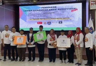 Para pemenang lomba Khazanah Arsip Audiovisual 25 Tahun Kota Depok yang diadakan oleh Diskarpus Kota Depok di Aula Terai Balai Kota Depok, Rabu (21/08/24).