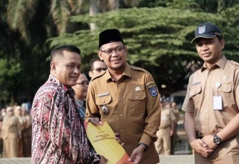 Wakil Wali Kota Depok Imam Budi Hartono (tengah) menyerahkan SK pensiun kepada Hasan Nurdin (kiri) yang menjabat sebagai Camat Cipayung, pada apel pagi, di Halaman Balai Kota Depok, Senin (02/09/24).