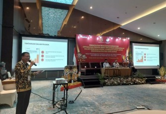 Kepala Dinas Komunikasi dan Informatika (Diskominfo) Kota Depok Manto memberikan sosialisasi pencegahan penyebaran berita hoaks dan kampanye hitam dalam Pemilihan Kepala Daerah (Pilkada) Tahun 2024, di Ballroom Hotel Santika, Jumat (13/09/24).