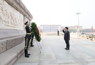 Presiden Prabowo Subianto mengunjungi Monumen Pahlawan Rakyat, Tiananmen Square di Beijing, Republik Rakyat Tiongkok (RRT) pada Sabtu, 9 November 2024 untuk melakukan peletakan karangan bunga atau flower tribute.