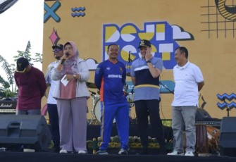 Pj Sekda Kota Depok Nina Suzana memberikan sambutan sekaligus membuka kegiatan Beji Festival (Beji Fest) 2024 di Lapangan Kukusan, Kecamatan Beji, Jumat (13/12/24)