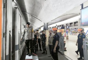 Babinsa Koramil 0833/01 Klojen saat patroli objek vital stasiun Malang, Sabtu (28/12)