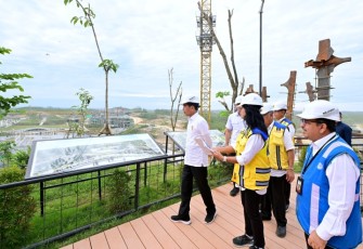 Presiden Joko Widodo saat meninjau pembangunan istana negara di IKN, Jum'at (1/3)
