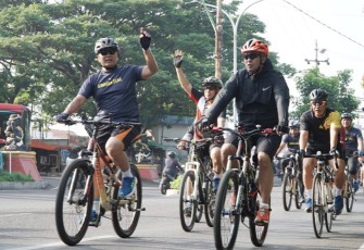 Olahraga fun bike yang dimulai dari kediaman Dankodiklatal di Jalan Kertajaya Surabaya menuju Bundaran ITS, Perumahan Pakuwon City ke arah utara menuju Kenjeran Park, Check Point di Jembatan Surabaya lalu dilanjutkan menuju daerah Tambak Wedi dan finish di Kodikopsla Kodiklatal, Ujung Surabaya, Kamis (11/01/2024) kemarin.