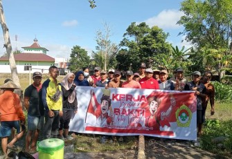 Warga LDII bersama komponen masyarakat lainnya melaksanakan kegiatan gotong royong pembersihan Lapangan Desa Tolangi, Kecamatan Sukamaju, Kabupaten Luwu Utara, Sulawesi Selatan, Jumat (9/8/2024). Kegiatan gotong royong ini dalam rangka melaksakanan instruksi DPP LDII untuk melakukan pembersihan lingkungan di Bulan Agustus 2024 untuk menyambut HUT RI ke-79.
