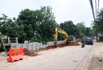 DPUPR melakukan pekerjaan rekonstruksi jalan dan penguatan struktur tanah menggunakan metode sheetpile di Jalan Tanah Baru, Kecamatan Beji