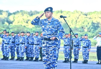 Danlanud Raden Sadjad (RSA) Natuna, Kolonel Pnb Dedy Iskandar, S.Sos., M.M.S., M.Han., saat memimpin Upacara Bendera 17-an di Main Apron Lanud RSA, Kabupaten Natuna, Provinsi Kepulauan Riau. Senin (19/2/2024).