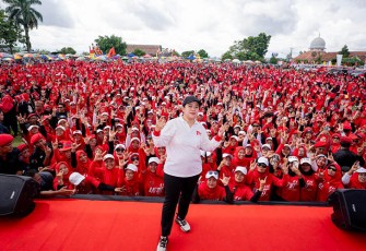Ketua DPP PDI Perjuangan (PDIP) Puan Maharani ikut senam bersama dengan ibu-ibu yang ada di Kabupaten Banyumas, Jawa Tengah.