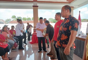 Walikota Blitar Santoso Salurkan Bantuan Beras 10 Kilogram ke Warganya di Kecamatan Sananwetan (Foto : Faisal NR / Klikwarta.com)