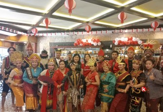 Management dan Karyawan Toko Roti Orion Blitar di Momen Peringatan Hari Proklamasi Kemerdekaan Republik Indonesia ke-79 Tahun 2024 (Foto : Faisal NR / Klikwarta.com)