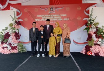 Yasa Kurniawanto bersama Keluarga Saat Akan Mengikuti Acara Pengucapan Sumpah/Janji Jabatan Anggota DPRD Kota Blitar Periode 2024-2029 (Foto : Faisal NR / Klikwarta.com)