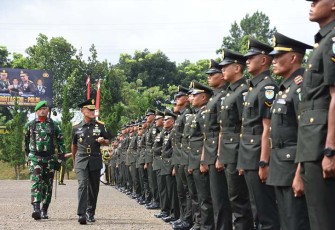 Pangdam III/Siliwangi Mayjen TNI Erwin Djatniko pada Penutupan Pendidikan, Pelantikan dan Penyumpahan Prajurit Siswa Dikmaba TNI AD TA. 2023 (OV) dan Siswa Atlet Dikmaba TNI AD TA. 2023 di Lapangan Patriot Secaba Rindam III/Siliwangi Jl. Arcamanik Bihbul Kab. Bandung, Senin (29/01/2024).
