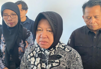 Mensos Tri Rismaharini saat memberikan keterangan pers di Kendari, Selasa (2/4)