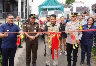 Ketua KPU Kota Batu Heru Joko Purwanto saat menggunting pita resmikan pelepasan distribusi logistik pemilu 2024, Selasa (13/2)