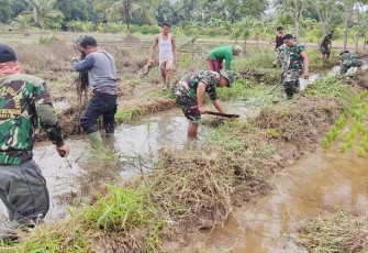 Anggota TNI AD dari Koramil 1001-04/Batumandi Kodim 1001/HSU-BLG Kodam V/MLW bersama warga saat bersihkan saluran irigasi. 