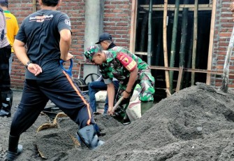 Babinsa Kodim 0802/Ponorogo saat Kerja Bakti Bangun Aula Serbaguna
