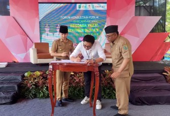 Kepala BPJS Ketenagakerjaan Cabang Blitar Hendra Elvian Saat Tandatangani Kerjasama dengan Pemkab Trenggalek Tahun 2024