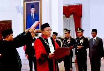 Pelantikan Hakim Mahkamah Konstitusi dan Anggota Komisi Pengawas Persaingan Usaha (KPPU) oleh Presiden RI Joko Widodo, bertempat di Istana Negara, Jakarta Pusat, Kamis (18/01/2024).
