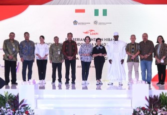 Pemerintah Indonesia saat memberikan bantuan hibah sebanyak 1,5 juta Vaksin Pentavalen ke Nigeria senilai Rp30,3 miliar pada Minggu (28/5/2023) (Doc. KEMLU RI)