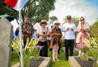 Menkes Budi Gunadi Sadikin tabur bunga di TMPN Kalibata Jakarta, Selasa (5/11)