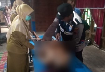 Korban tenggelam saat diperiksa pihak nakes bersama Polsek Jakenan 