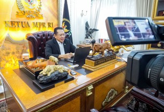 Ketua MPR RI sekaligus Wakil Ketua Umum Partai Golkar dan Ketua Dewan Pembina Perhimpunan Alumni Doktor Ilmu Hukum Universitas Padjajaran (UNPAD) Bambang Soesatyo menjadi penguji/oponen ahli Sidang Promosi Doktor Mahasiswa Ilmu Hukum UNPAD Devit Achmad Gustiyawan, secara virtual dari Jakarta, Senin (15/1)