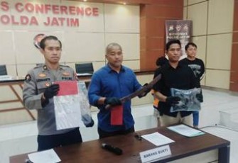 Kasubdit III Jatanras Ditreskrimum Polda Jatim, AKBP Arbaridi Jumhur saat konferensi pers, Kamis (26/12/2024).