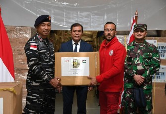 TNI Angkatan Laut (TNI AL) melalui KRI dr. Radjiman Wedyodiningrat-992 (KRI RJW-992) telah tiba dan menyerahkan bantuan dari warga Indonesia untuk korban konflik di Gaza kepada Perwakilan Egypt Red Crescent (Bulan Sabit Merah Mesir/ERC) Ahmed Buhaeri Ali di Pelabuhan El Arish mesir, Rabu (13/02)