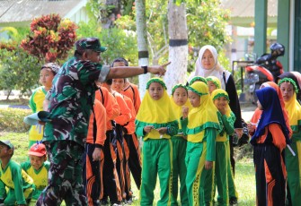 Kodim 0806/Trenggalek kembali mengajak peserta didik TK dan SDN Sukorejo, Kecamatan Tugu, Kabupaten Trenggalek, untuk mengeksplorasi dunia pembelajaran di luar kelas. Pengalaman berharga ini terjadi di lapangan hijau Makodim 0806/Trenggalek pada Kamis (22/2/2024)