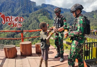Satgas 330 Tri Dharma saat Bagikan Gula-gula ke Anak-anak Intan Jaya