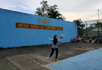 Ibu-ibu Komplek Lanudal TPl saat Bermain Bola Voli di Lapangan Voli Komplek Lanudal Tanjungpinang Km 12,5, Tanjungpinang, Kepulauan Riau, Rabu (6/2/2024).