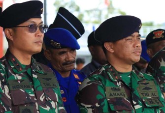 Komandan Wing Udara 3 Letkol Laut (P) Ahmad Novam Hajaruman dan Danlanudal Biak Letkol Laut (P) Anang Adhi Purwonugroho menghadiri apel gelar kesiapan pasukan pengamanan Pemilu TA 2024 yang dihelat di Lapangan Cenderawasih Distrik Biak Kota, Kabupaten Biak Numfor, Kamis (1/2/2024).