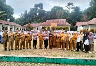 Kanit Kamsel Sat Lantas Polres Tapsel, Aiptu Kasianna, saat beri himbauan tentang keselamatan berlalu lintas ke siswa SMA Negeri 1 Angkola Selatan.