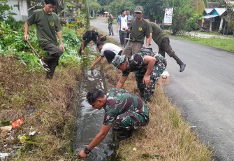 Prajurit Koramil 1001-12/Halong, Polsek Halong dan Warga Bersihkan Drainase dari Sampah