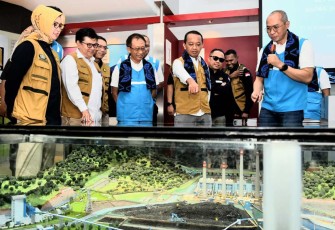 Menteri ESDM Bahlil Lahadalia saat menerima pemaparan kesiapan kondisi listrik selama Nataru di Cilegon, Sabtu (21/12)