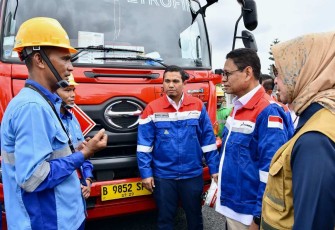 Wamen ESDM Yuliot saat menerima pemaparan kesiapan pasokan energi di Sumatera Utara, Senin (23/12)