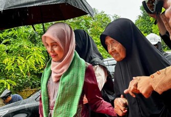 Istri capres nomor urut 3 Ganjar Pranowo, Siti Atikoh Supriyanti saat hadir ke acara Peringatan Isra Mikraj dan Harlah 101 Nahdlatul Ulama di Ponpes Syifaul Qulub Mutaallimin, Cinangka, Kabupaten Serang, Banten, Rabu (7/2/2024).