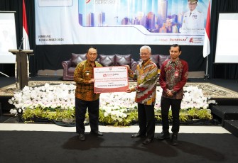 Bank Jatim saat Serahkan CSR Pengadaan Susu Formula ke Pemkab Jombang