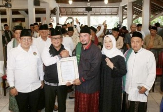 KH Zainal pun menyerahkan monumen deklarasi Forum Ulama dan Kiai Kampung (Ful Kimpung) kepada Hasto Kristiyanto.