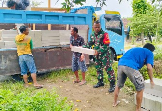 Babinsa Koramil Karanganyar Bantu Warga Binaannya 