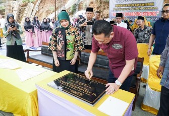 Bamsoet saat melakukan penandatanganan prasasti serta peletakan batu pertama pembangunan Pondok Pesantren Al-Aniq Boarding School di Desa Petuguran, Kecamatan Punggelan, Kabupaten Banjarnegara, Jawa Tengah, Rabu (24/1/24).