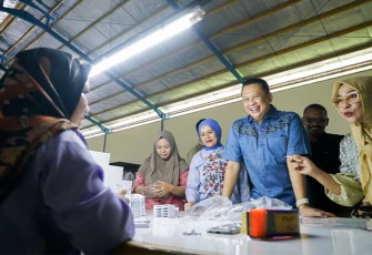 Bamsoet saat mengunjungi pabrik bulu mata dan rambut palsu PT Rosa Sejahtera Eyelashes hati ke-11 dalam kunjungan kerjanya ke Dapil-7 Jawa Tengah di Purbalingga, Minggu (28/1/24).