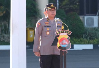 Karoops Polda Banten Kombes Pol Dedi Suhartono saat memimpin Apel Gelar Pasukan Operasi Mantap Brata 2024 bertempat di lapangan apel Polda Banten pada Kamis (08/02).
