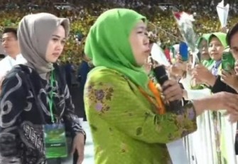 Khofifah Indar Parawansa saat acara Hari Lahir (Harlah) ke-78 Muslimat NU di Stadion Utama Gelora Bung Karno (GBK) Senayan, Jakarta, Sabtu (20/1/24).