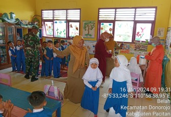 Babinsa Koramil 0801/11 Donorojo Kodim 0801/Pacitan Serda Yudiyanto mendampingi petugas kesehatan memberikan imunisasi polio terhadap 27 siswa di Sekolah TK Harapan, Desa Belah, Kec. Donorojo, Kab. Pacitan, Selasa (16/01/2024)